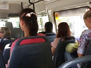 Chica le hace una paja en el bus